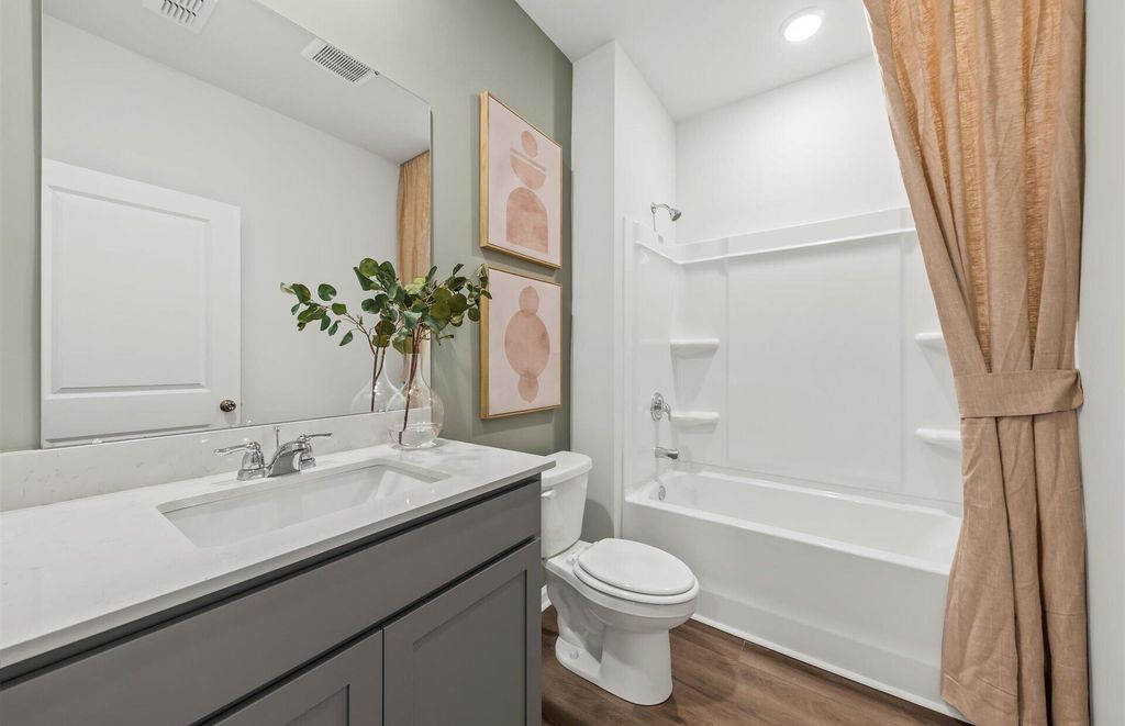 Image 10 of property listing at 818 Meadowbrook Lane, Summerville, SC 29486
