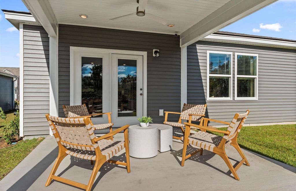 Image 15 of property listing at 818 Meadowbrook Lane, Summerville, SC 29486