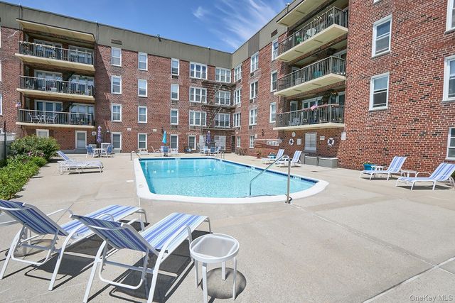 60 Hempstead Avenue 3P, Lynbrook, NY 11563