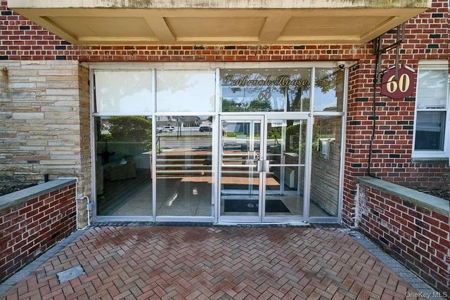 60 Hempstead Avenue 3P, Lynbrook, NY 11563