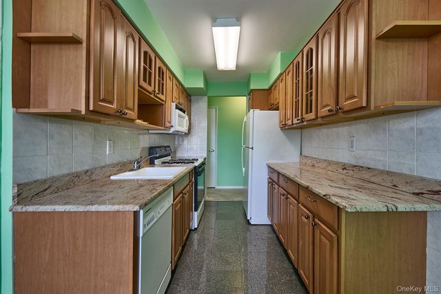 60 Hempstead Avenue 3P, Lynbrook, NY 11563