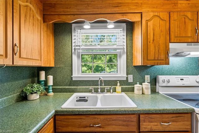 1212 Easthurst Road, Mcleansville, NC 27301