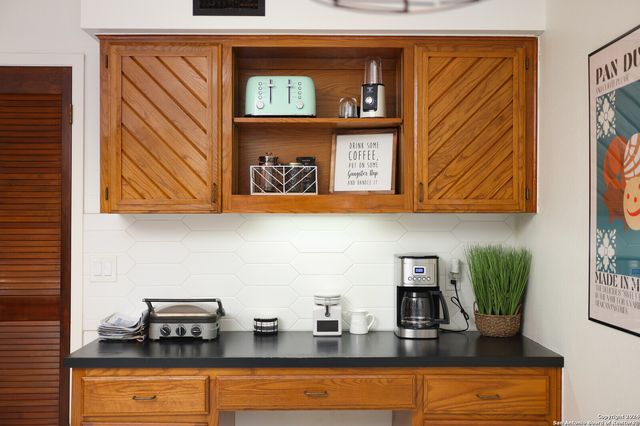 4423 Black Walnut Woods, San Antonio, TX 78249