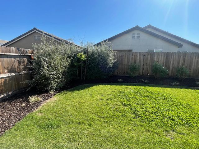 104 N Koleen Ave, Kerman, CA 93630