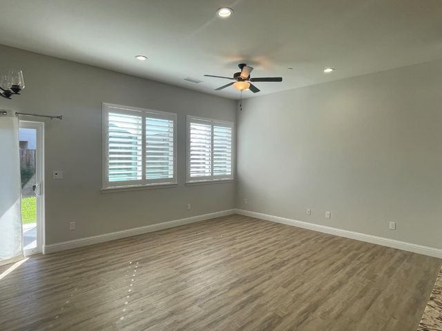 104 N Koleen Ave, Kerman, CA 93630