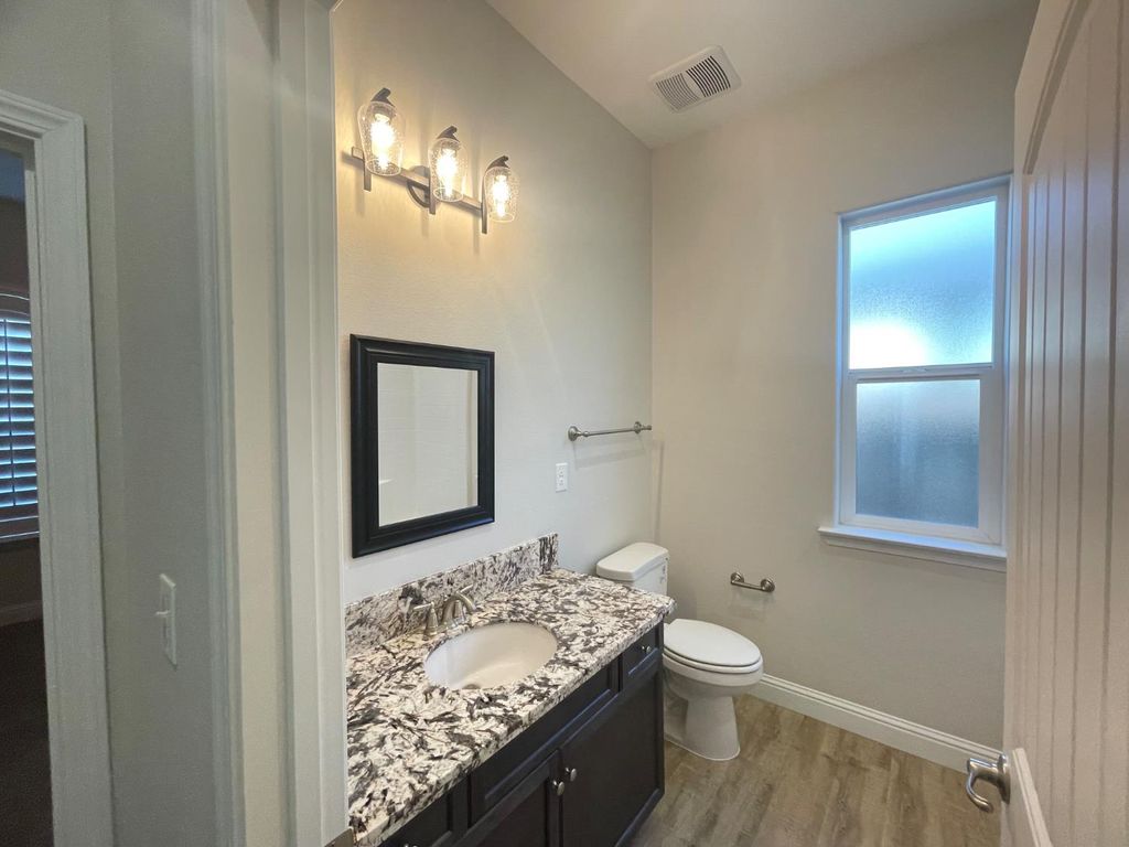 Image 11 of property listing at 104 N Koleen Ave, Kerman, CA 93630