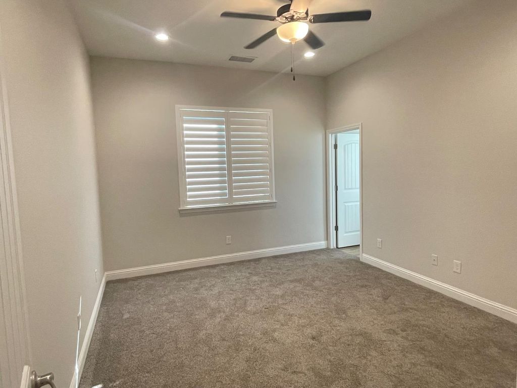 Image 5 of property listing at 104 N Koleen Ave, Kerman, CA 93630