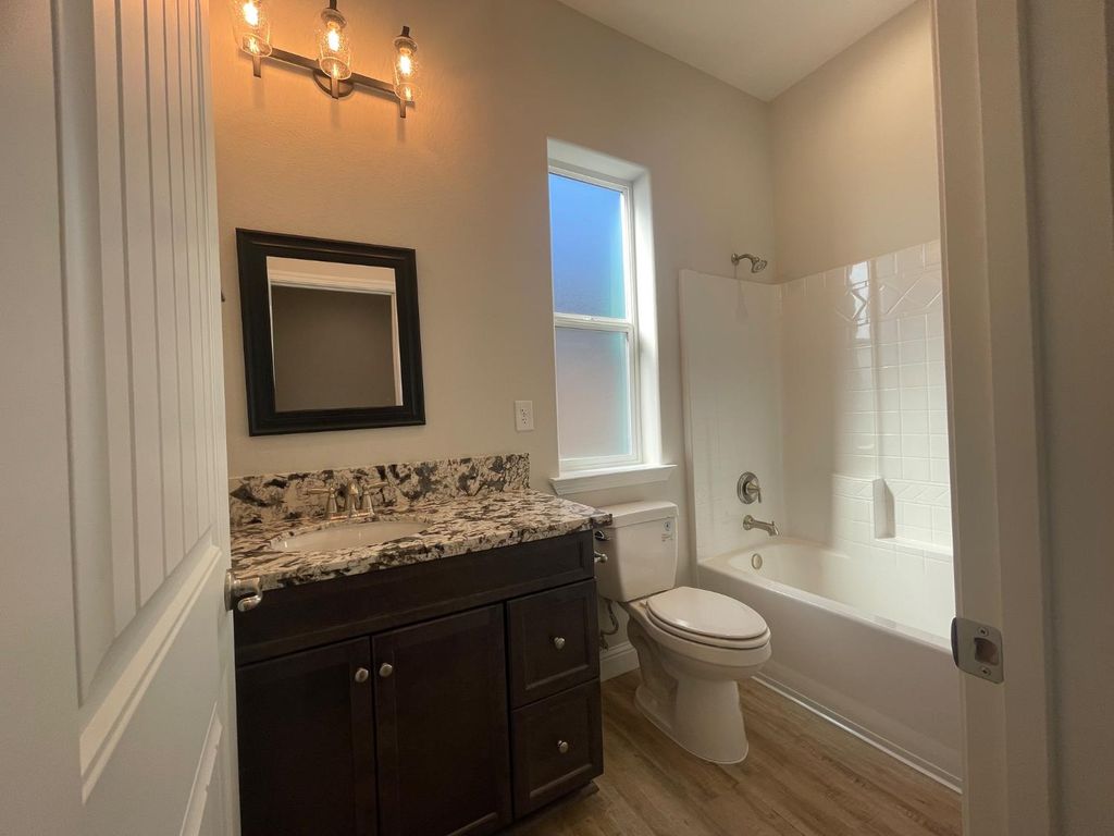 Image 7 of property listing at 104 N Koleen Ave, Kerman, CA 93630