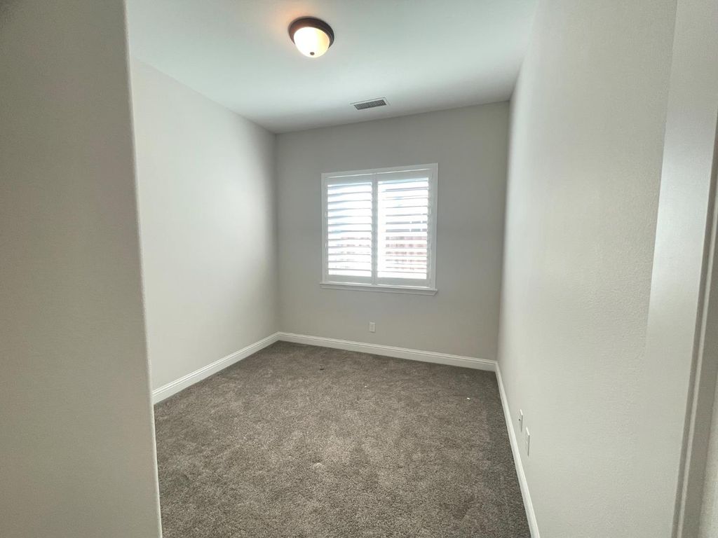 Image 8 of property listing at 104 N Koleen Ave, Kerman, CA 93630