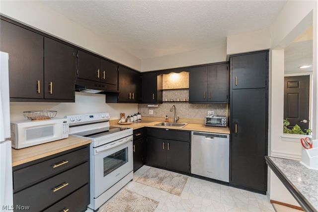 132 Kimrose Lane, Broadview Heights, OH 44147