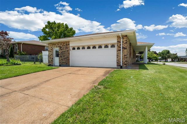 3213 Apple Drive, St Charles, MO 63301