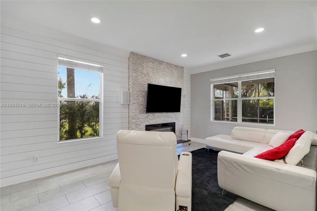 6047 Seminole Gardens Cir, Riviera Beach, FL 33418