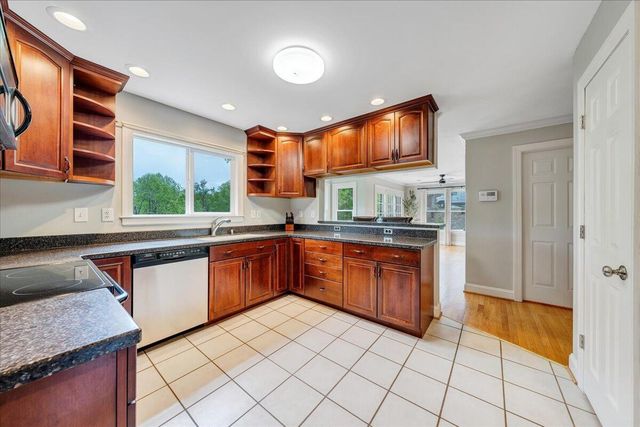 1562 Strawberry Mountain DR, Roanoke, VA 24018