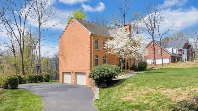 1562 Strawberry Mountain DR, Roanoke, VA 24018