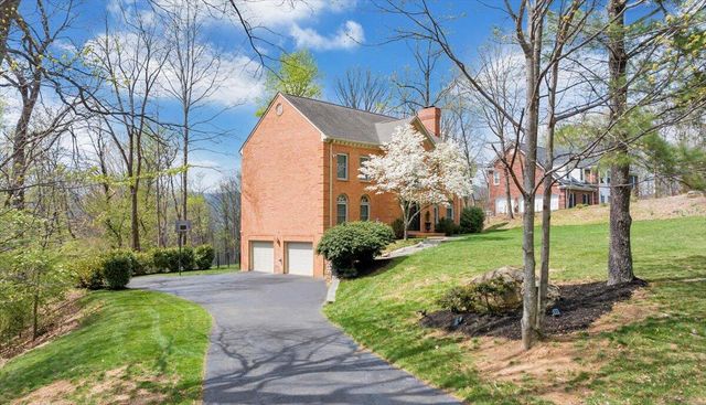 1562 Strawberry Mountain DR, Roanoke, VA 24018
