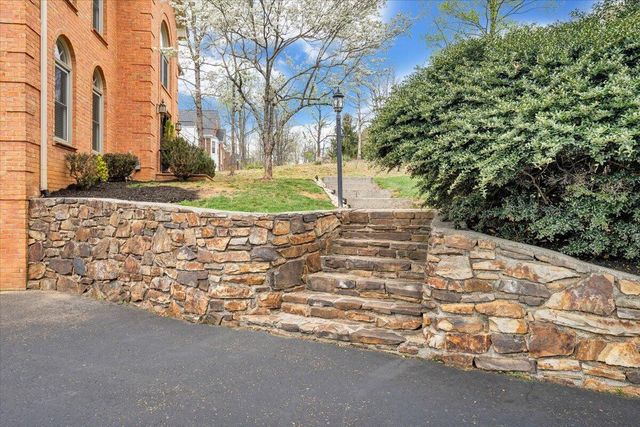 1562 Strawberry Mountain DR, Roanoke, VA 24018