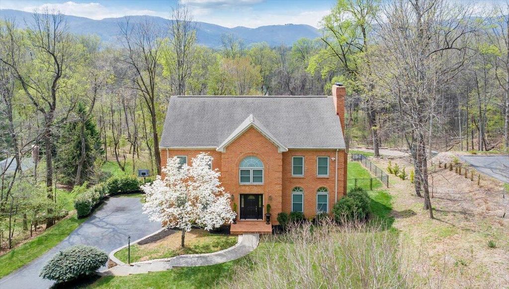 1562 Strawberry Mountain DR, Roanoke, VA 24018
