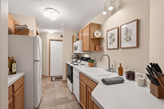 2407 Harvest Way, Chanhassen, MN 55317