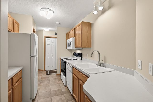2407 Harvest Way, Chanhassen, MN 55317