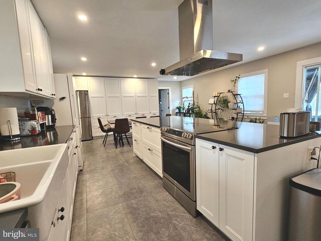 13102 PARSON LN, Fairfax, VA 22033