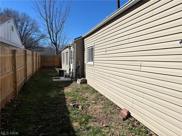 2407 Nesmith Lake Boulevard, Akron, OH 44314