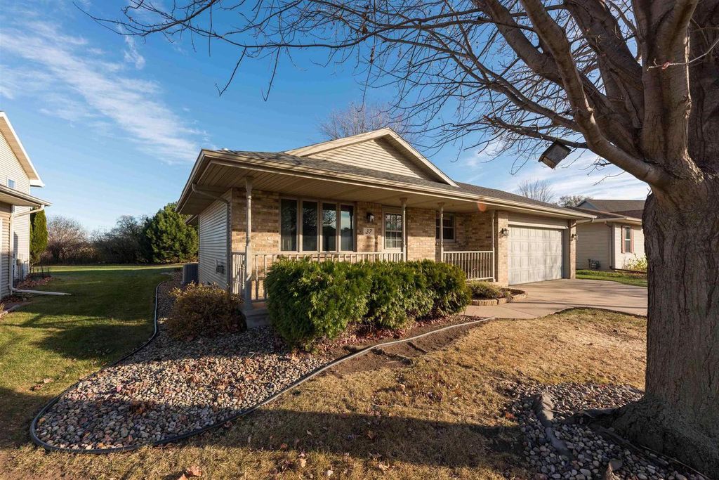 37 CHATEAU TERRACE, Oshkosh, WI 54901
