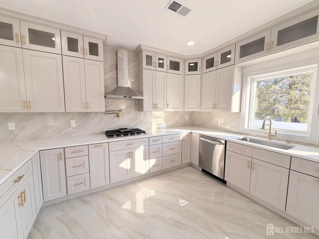 46 Foyer Street, Edison, NJ 08817