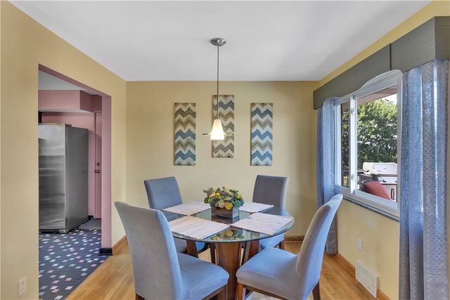 930 Crestview Dr, Ellwood City, PA 16117