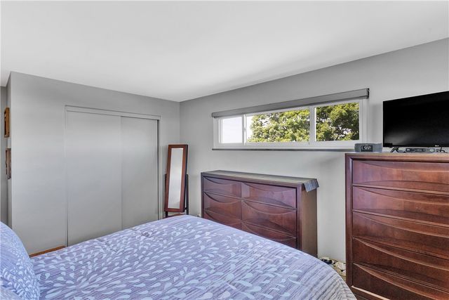 930 Crestview Dr, Ellwood City, PA 16117