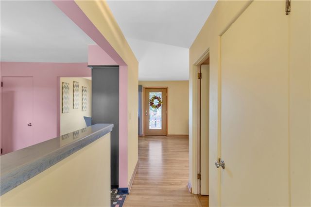 930 Crestview Dr, Ellwood City, PA 16117