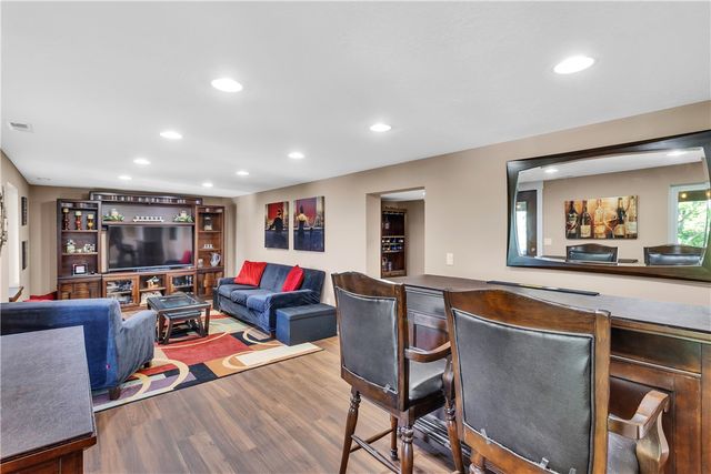 930 Crestview Dr, Ellwood City, PA 16117