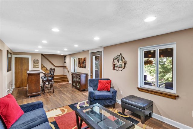 930 Crestview Dr, Ellwood City, PA 16117