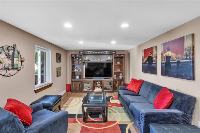930 Crestview Dr, Ellwood City, PA 16117