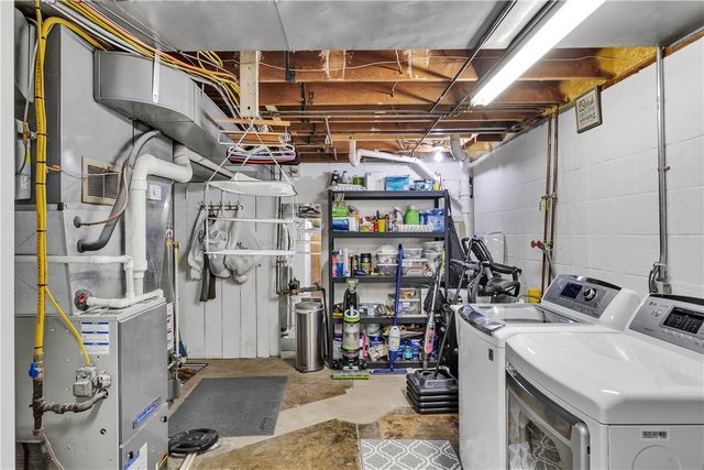 930 Crestview Dr, Ellwood City, PA 16117