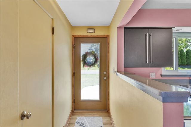 930 Crestview Dr, Ellwood City, PA 16117