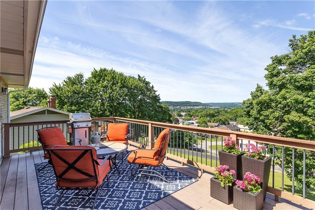 930 Crestview Dr, Ellwood City, PA 16117