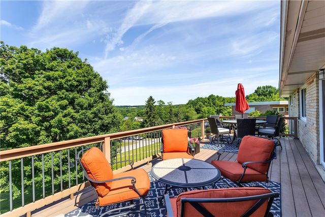 930 Crestview Dr, Ellwood City, PA 16117