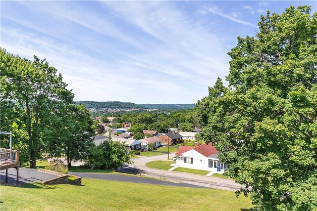 930 Crestview Dr, Ellwood City, PA 16117