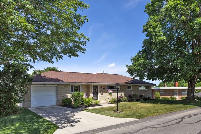 930 Crestview Dr, Ellwood City, PA 16117