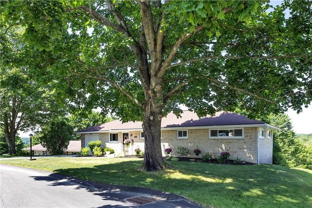 930 Crestview Dr, Ellwood City, PA 16117