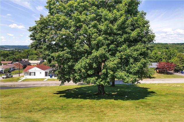 930 Crestview Dr, Ellwood City, PA 16117