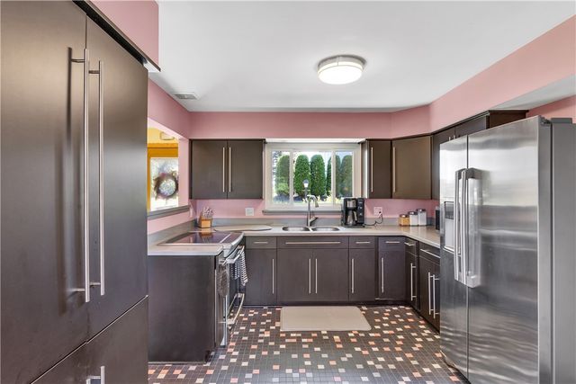 930 Crestview Dr, Ellwood City, PA 16117