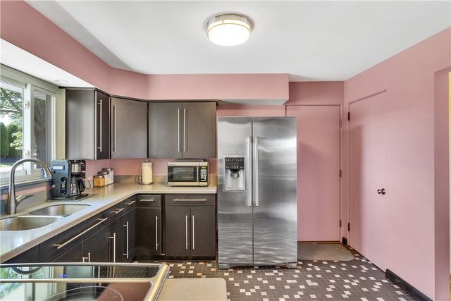 930 Crestview Dr, Ellwood City, PA 16117