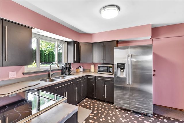 930 Crestview Dr, Ellwood City, PA 16117