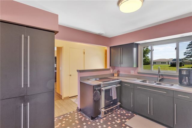 930 Crestview Dr, Ellwood City, PA 16117