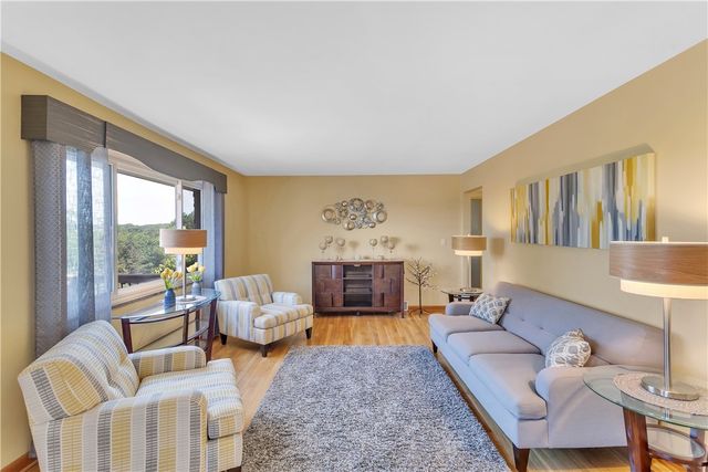 930 Crestview Dr, Ellwood City, PA 16117