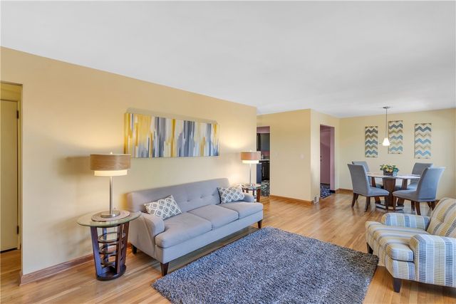 930 Crestview Dr, Ellwood City, PA 16117