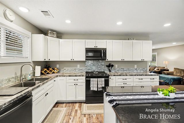 1653 S Beech Avenue, White Cloud, MI 49349
