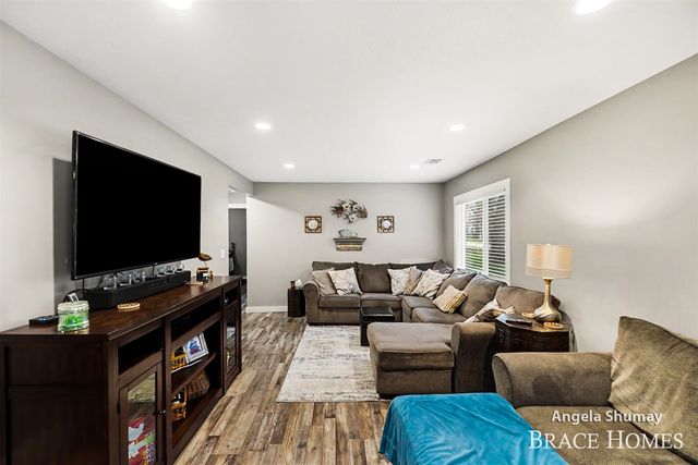 1653 S Beech Avenue, White Cloud, MI 49349