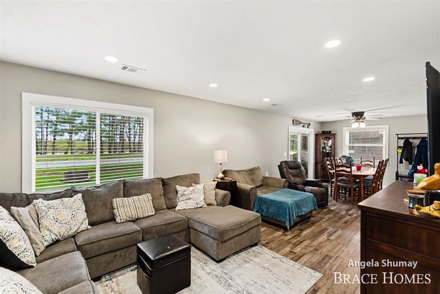 1653 S Beech Avenue, White Cloud, MI 49349